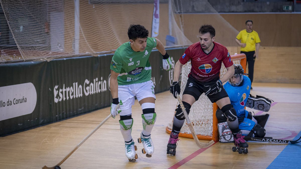Arnau Xaus, que va marcar el quart gol dels locals, protegeix la bola davant de Pol Besolí. - MANU BOUTUREIRA