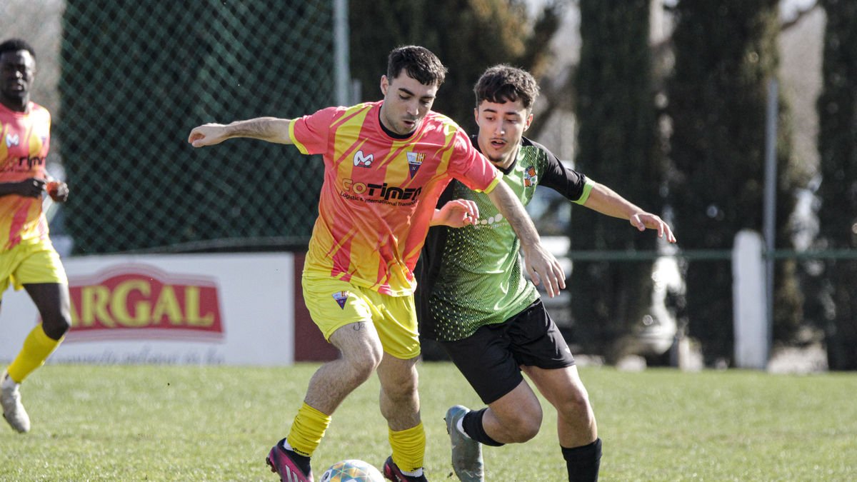 Un jugador del Vilanova i un altre del Miralcamp pugnen pel control de la pilota. - INGRID SEGURA