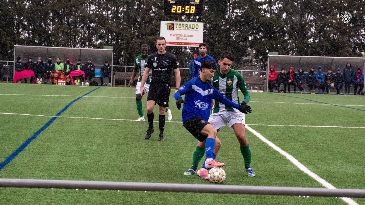 Un jugador del Solsona protegeix la pilota amb dificultats per la pluja davant la pressió d’un rival. - JOAN INGLÉS