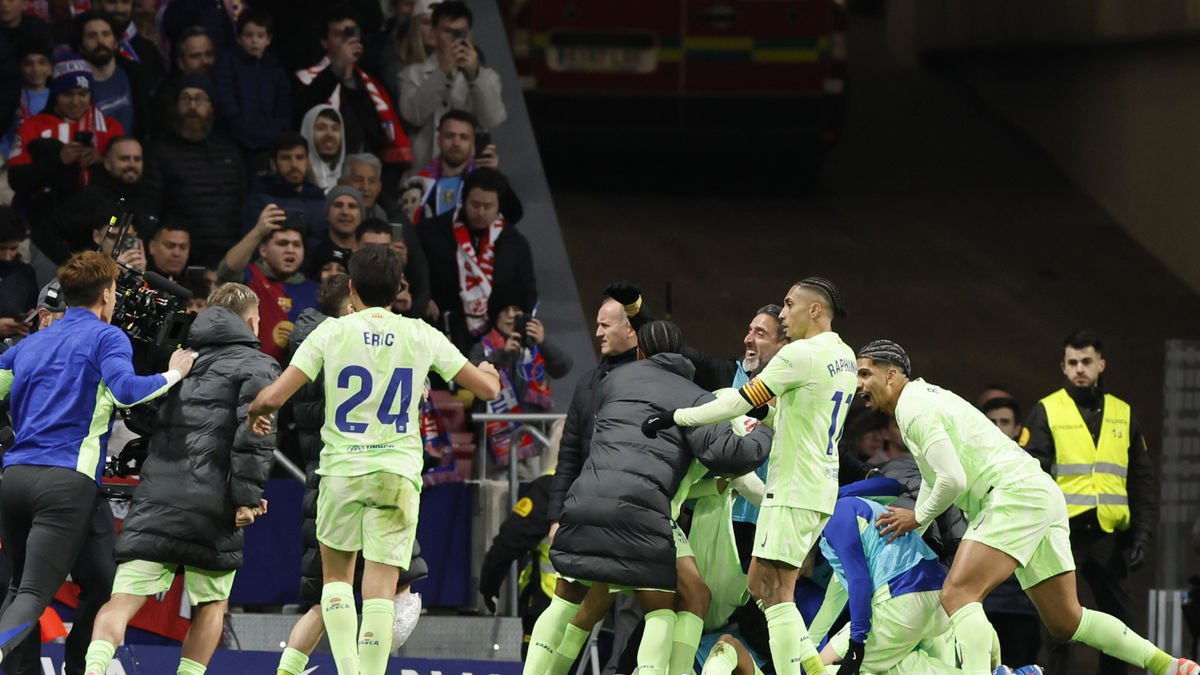 Els jugadors del Barcelona celebren eufòrics el gol de Lamine Yamal, el 2-3 que els posava la victòria amb safata després de remuntar un 2-0. - EUROPA PRESS