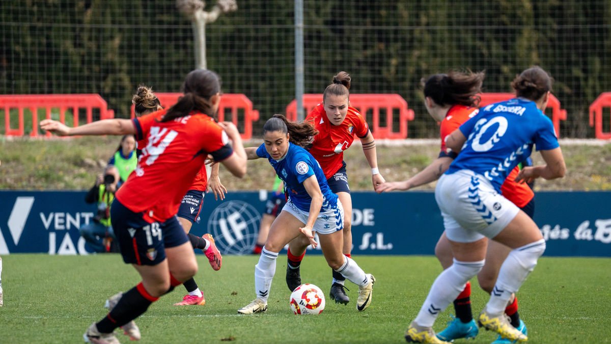 Marina Pérez, amb la pilota envoltada de rivals de l’Osasuna, en una acció del partit. - PAU PASCUAL PRAT