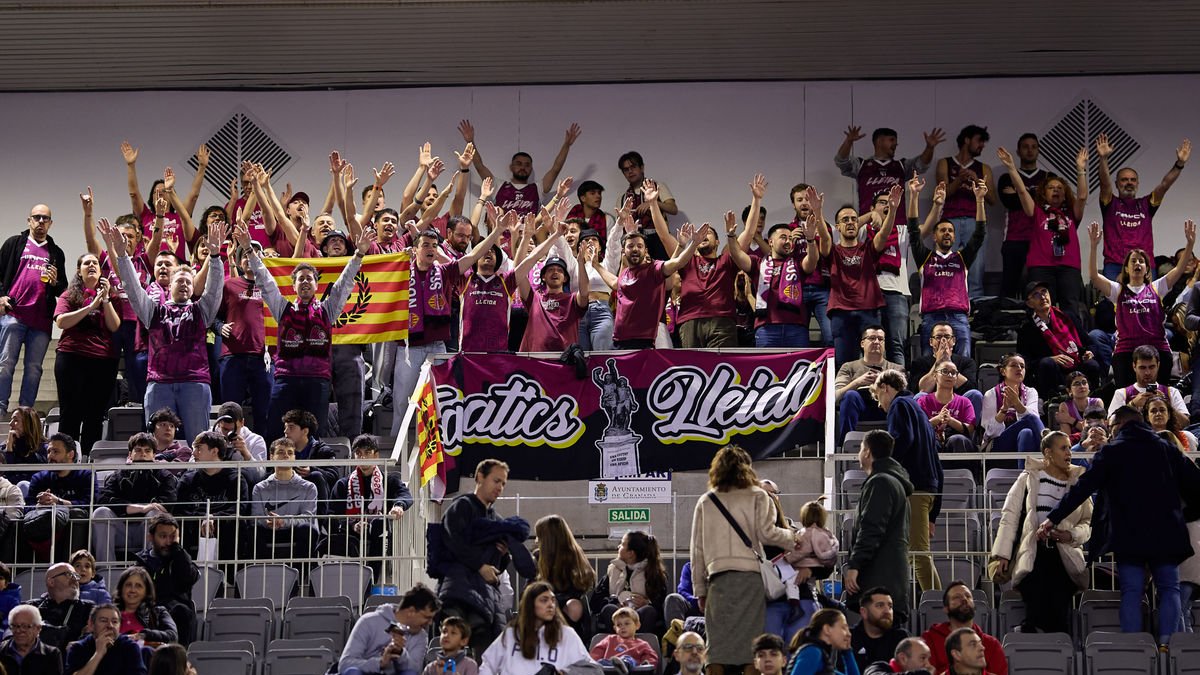 L’equip no va estar sol al Palacio de los Deportes de Granada. - ACB PHOTO/FERMÍN RODRÍGUEZ