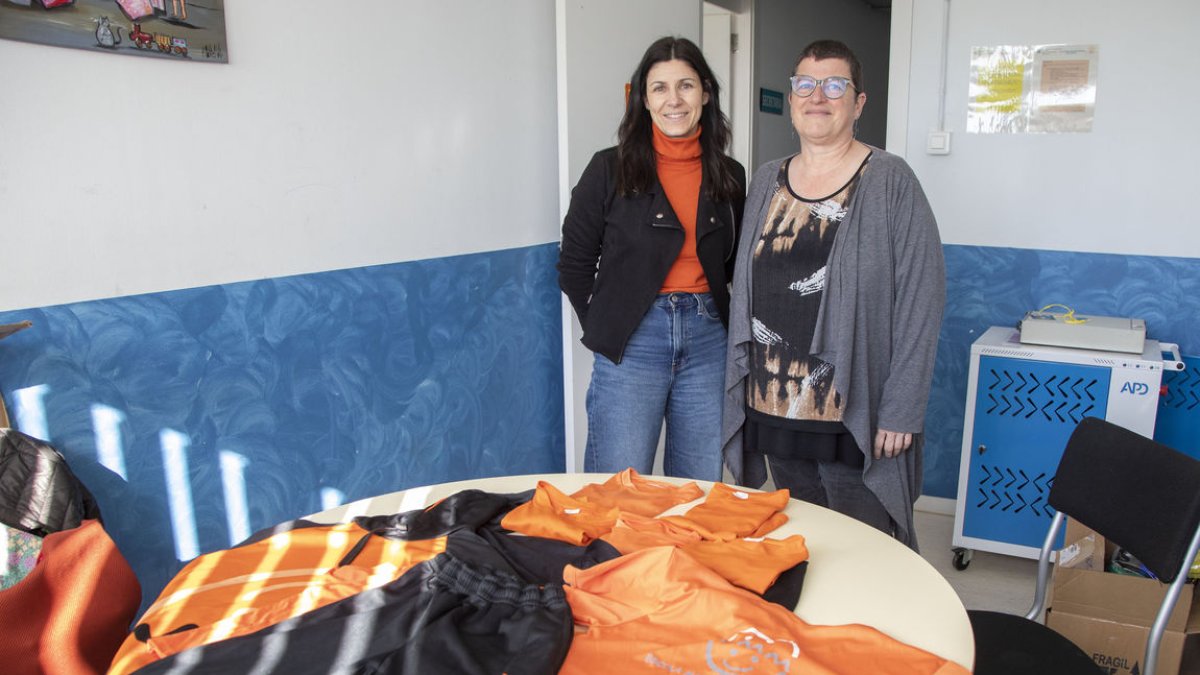 Vanesa Leiva, representante de la AFA, y Núria Elias, directora del centro, mostrando algunas piezas ya cedidas. - LAIA PEDRÓS