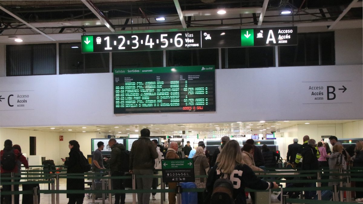 Passatgers accedint a la zona dels trens d'alta velocitat de l'estació de Sants.