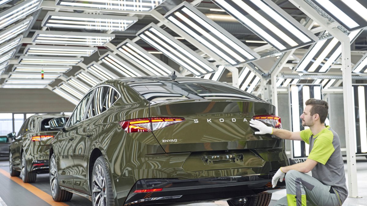 La nova família Enyaq presenta el nou Tech-Deck Face, que ofereix un equipament de sèrie millorat i materials innovadors i sostenibles.