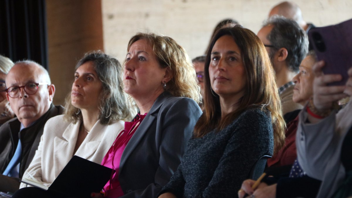 La consellera d’Educació, Esther Niubó; la consellera delegada de La Xarxa, Núria de José, i la vicepresidenta del CAC, Laura Pinyol, a les jornades de La Xarxa.