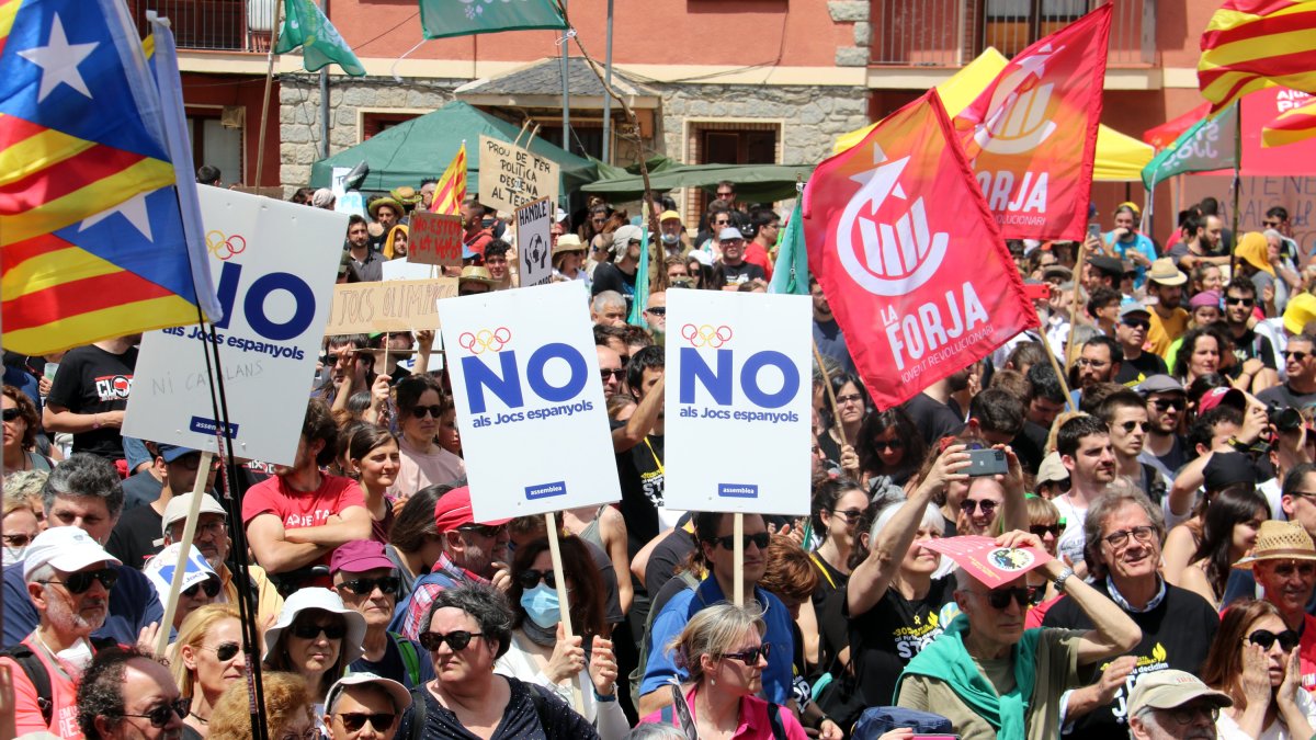 Cartells contra els jocs d'hivern a la manifestació de Puigcerdà.