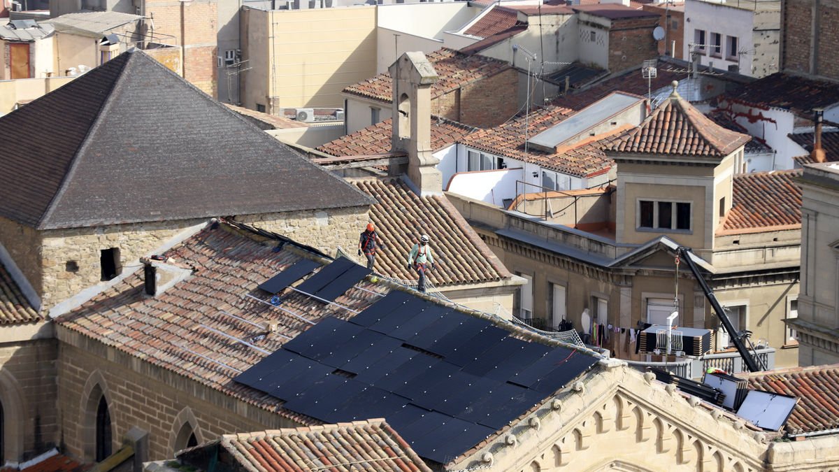 Placas solares instaladas recientemente en la iglesia de Sant Joan. - MAGDALENA ALTISENT