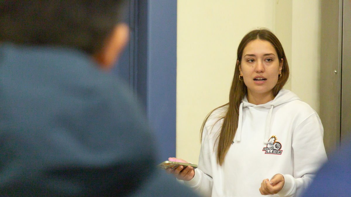 La psicòloga del Força Lleida, Noemí Bonet, durant la xarrada als parells aquest cap de setmana. - FORÇA LLEIDA