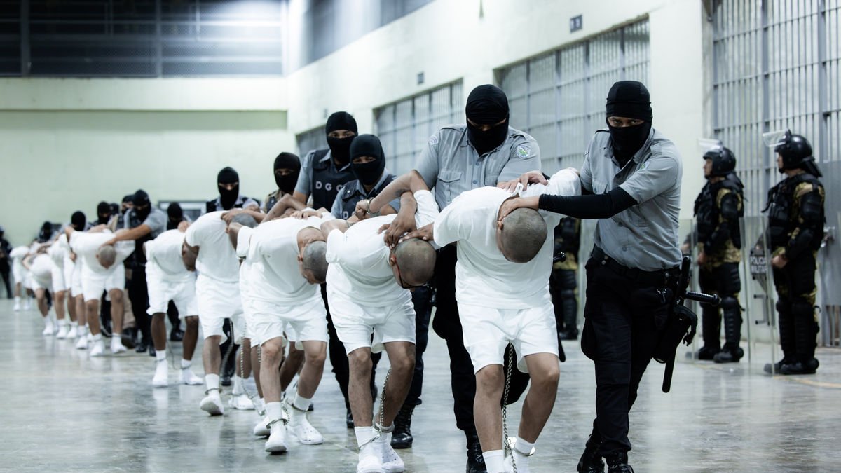 Guàrdies salvadorencs traslladen suposats membres de la banda Tren de Aragua. - EFE//PRESIDÈNCIA D’EL SALVADOR