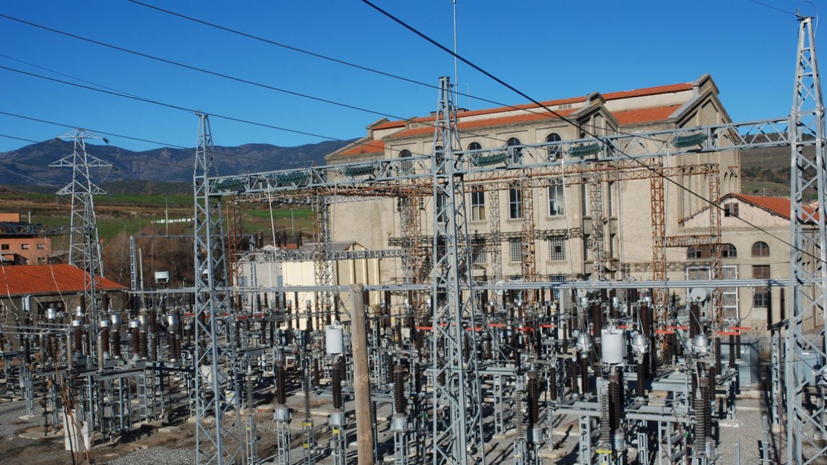 El projecte preveu un nou circuit de 220 kV des de la subestació d’Adrall fins a la frontera. - C.SANS