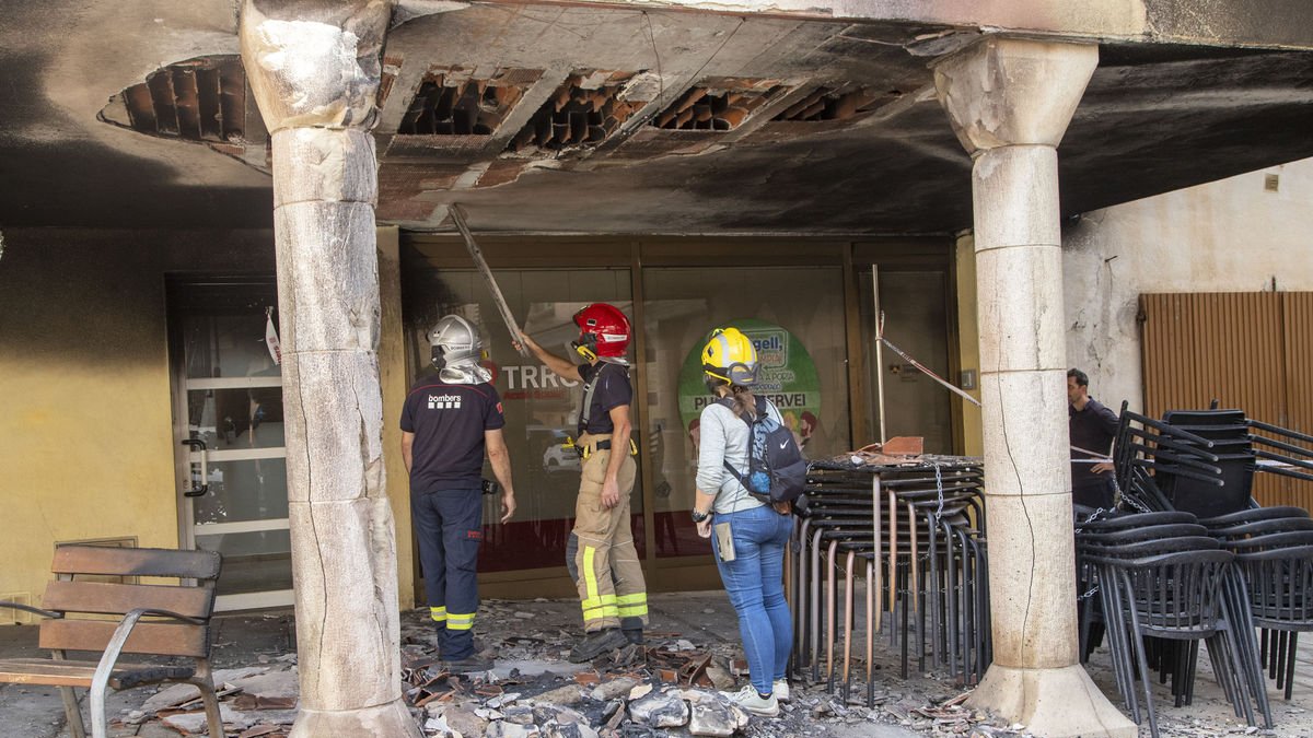 Bomberos y Mossos, el pasado octubre en un incendio en Tàrrega. - LAIA PEDRÓS