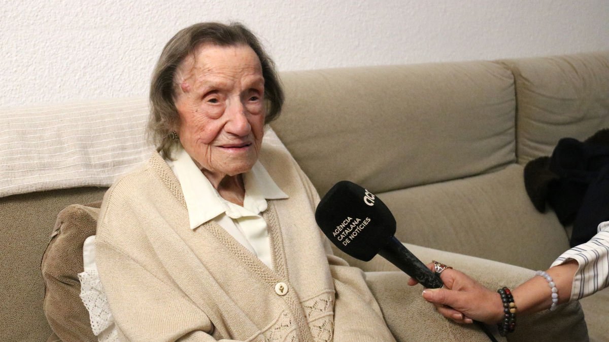 Angelina Torres siendo entrevistada por la Agencia de Notícies Catalana. - ACN