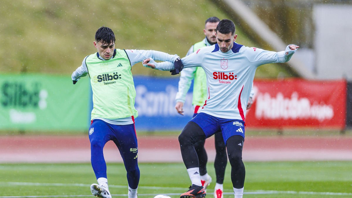 Els blaugranes Pedri i Ferran Torres, ahir durant l’entrenament de la selecció. - EFE