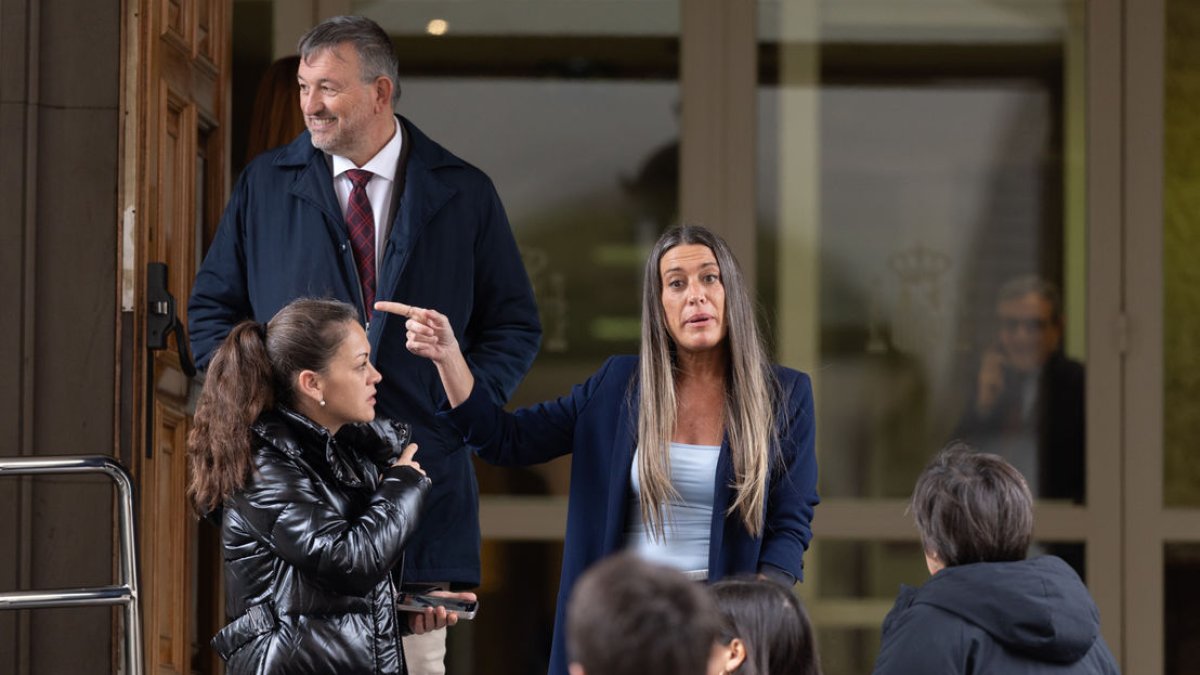 La portaveu de Junts, Míriam Nogueras, atenent els mitjans.