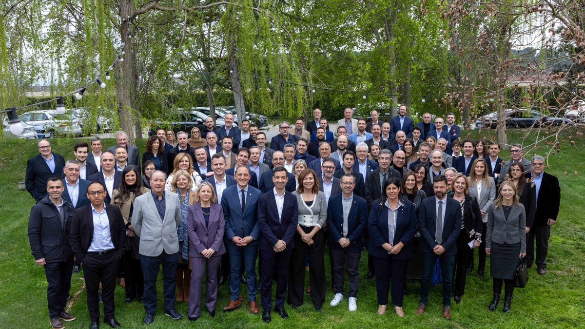 Foto de família amb patrocinadors, espònsors i institucions durant l’acte de presentació de l’esdeveniment. - GENARO MASSOT