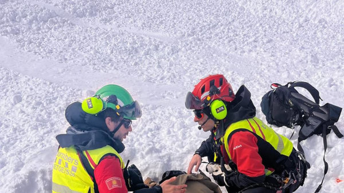 Els equips d’emergència van rescatar el ferit per una allau al pic de Pudo, a Alt Àneu. - BOMBERS DE LA GENERALITAT