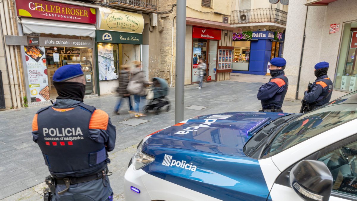 Una nova patrulla de tres agents dels Mossos d'Esquadra, a l'Eix Comercial de Lleida.