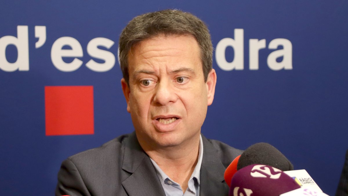 L'alcalde de Cambrils, Oliver Klein, aquest dimecres atenent els mitjans de comunicació.