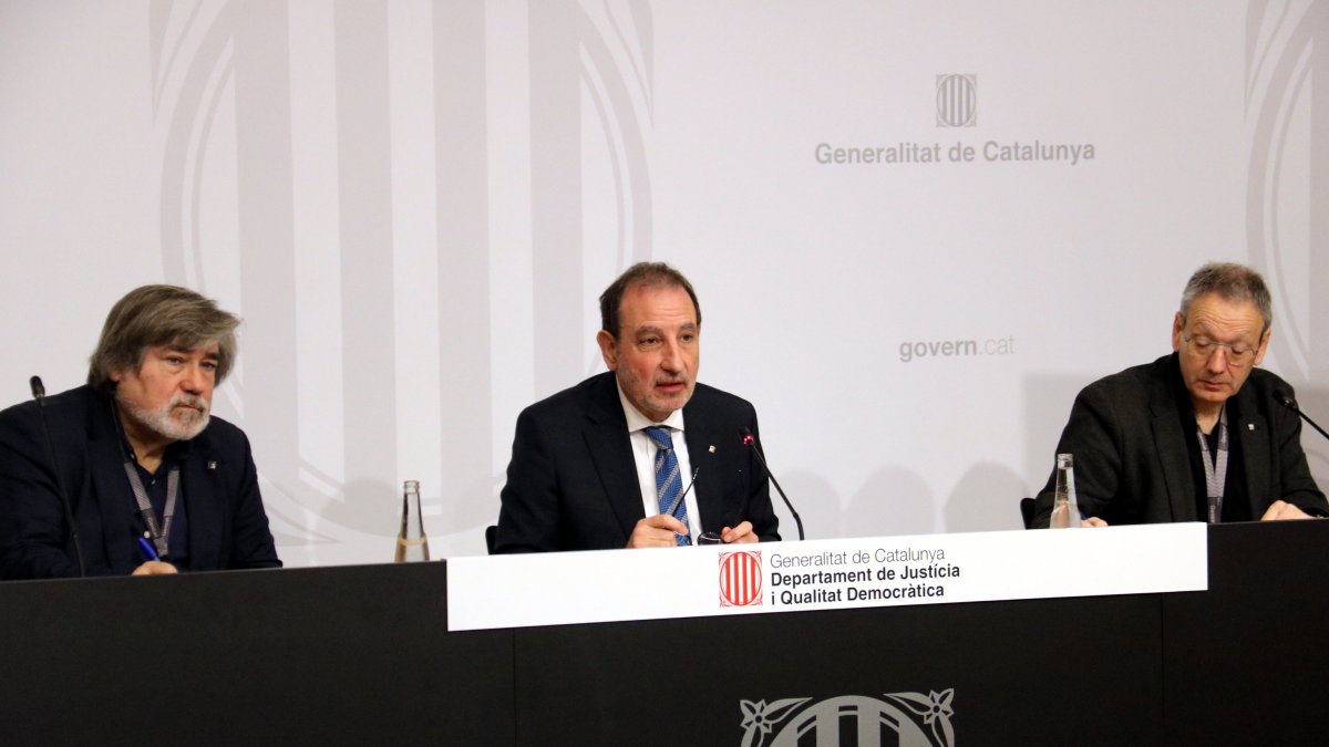 El conseller de Justícia, Ramon Espadaler, el director general de Memòria Democràtica, Francesc Xavier Menéndez, i el director del Memorial Democràtic, Jordi Font, durant la roda de premsa de presentació dels actes pels 50 anys de la mort de Franco.