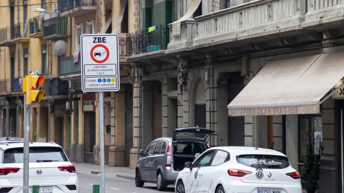 Cartell de la Zona de Baixes Emissions al carrer Sant Ruf. - GERARD HOYAS