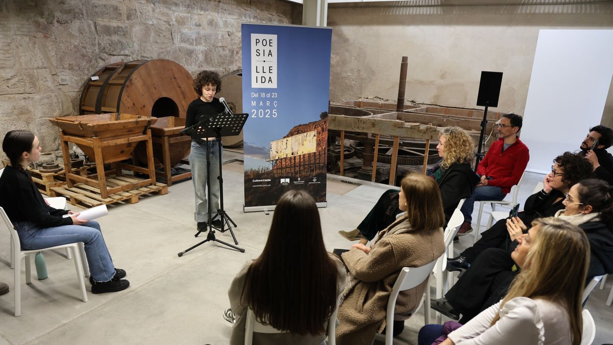 Una alumna del Aula de Teatre recita en el Molí de Sant Anastasi. - AMADO FORROLLA