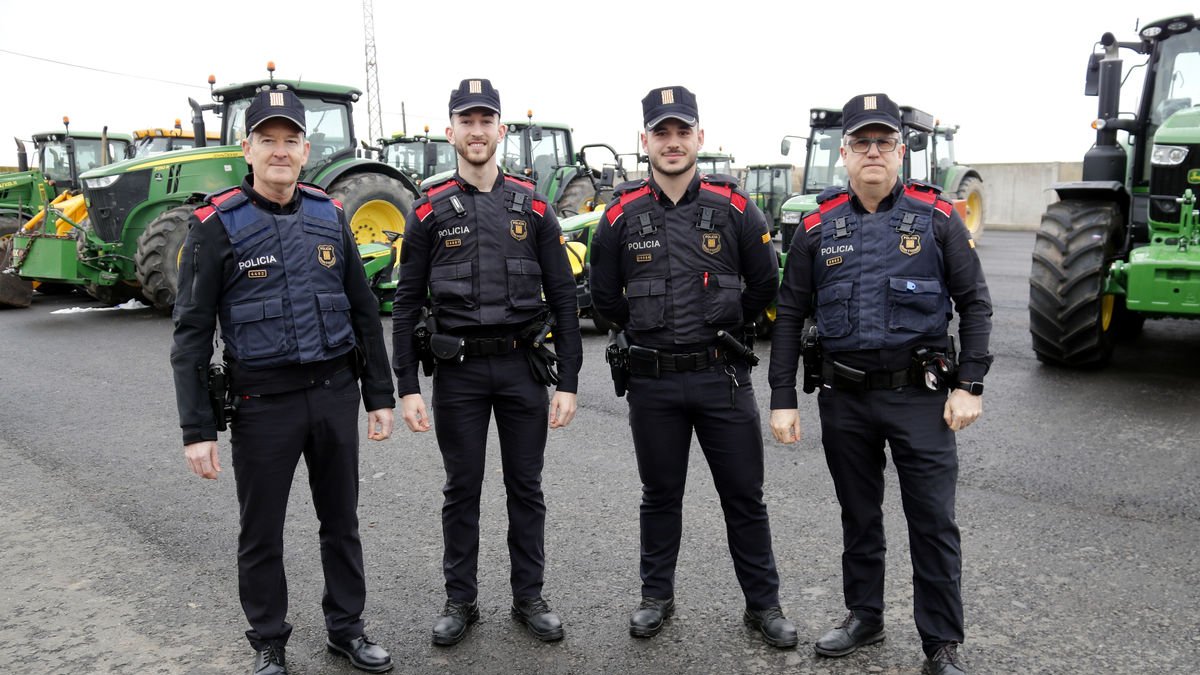 Padres e hijos que son Mossos d’Esquadra comparten patrullaje en la feria - ANNA BERGA/ACN