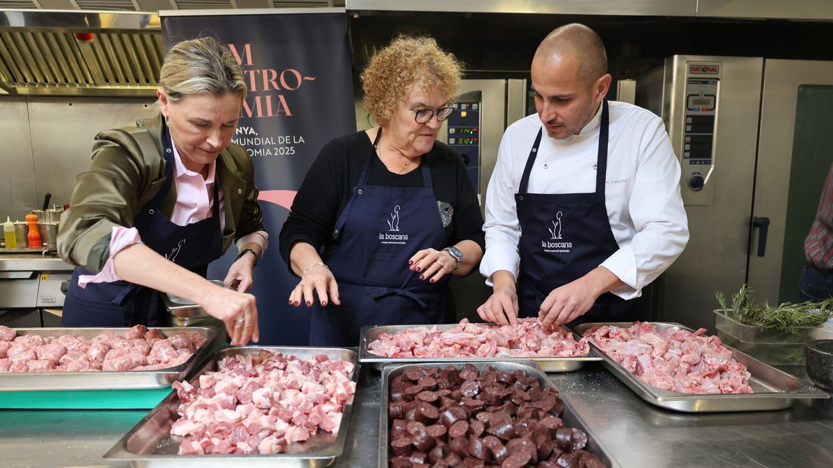 Joel Castanyé i Rosa Cubel (e) van col·laborar ahir en l’elaboració de plats com la cassola de Linyola. - J.GÓMEZ
