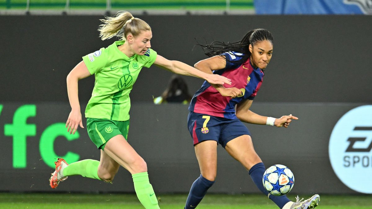 Salma Paralluelo fa una passada davant del marcatge d’una jugadora del Wolfsburg. - EUROPA PRESS