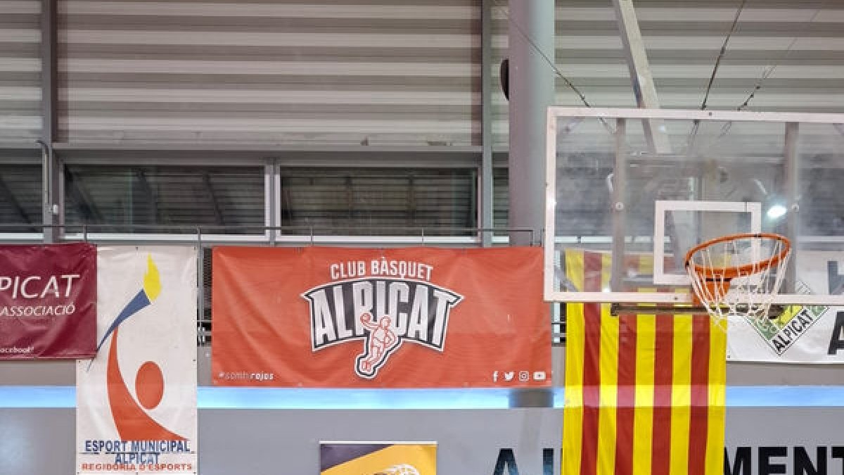 Representantes de ambas entidades posan tras el acuerdo.