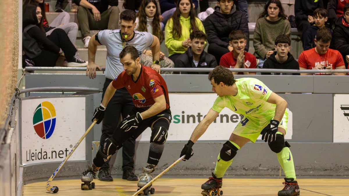 Miquel Serret intenta superar el blaugrana Sergi Llorca. - ANIOL MORAL