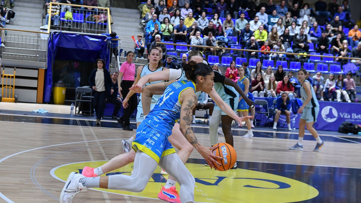 La francesa Ridard entra a cistella durant el partit d’ahir. - AGUSTÍ PEÑA