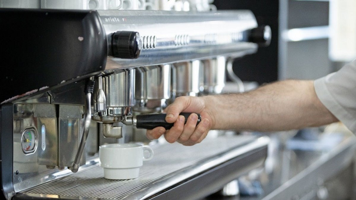 La restauració i les vendes, el grup en el qual més s’han incrementat les vacants. - EUROPA PRESS