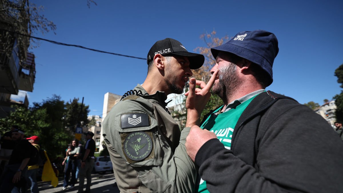 La Policia i els manifestants discuteixen durant una de les marxes. - EFE/EPA/ATEF SAFADI