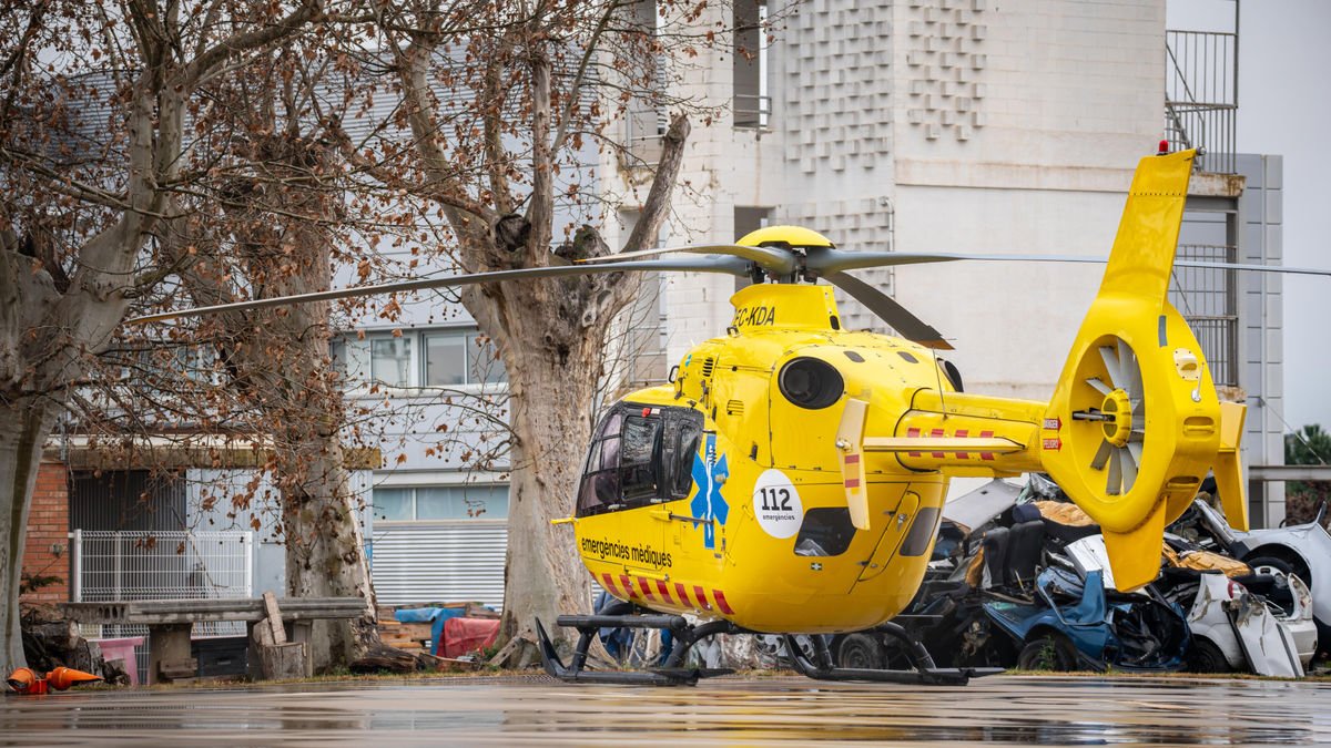 Un helicóptero del SEM trasladado al parque de bomberos de Lleida el pasado mes de febrero. - PAU PASCUAL
