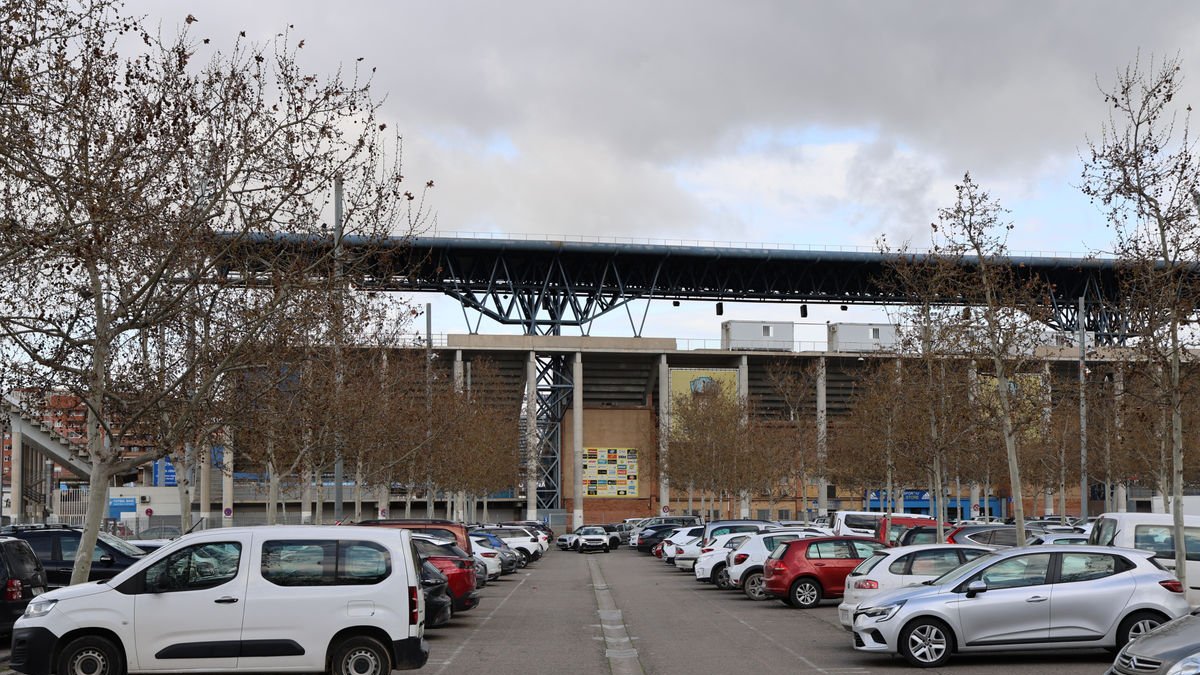 Vista del aparcamiento del Camp d’Esports donde multaron por error a vehículos el 26 de diciembre. - AMADO FORROLLA