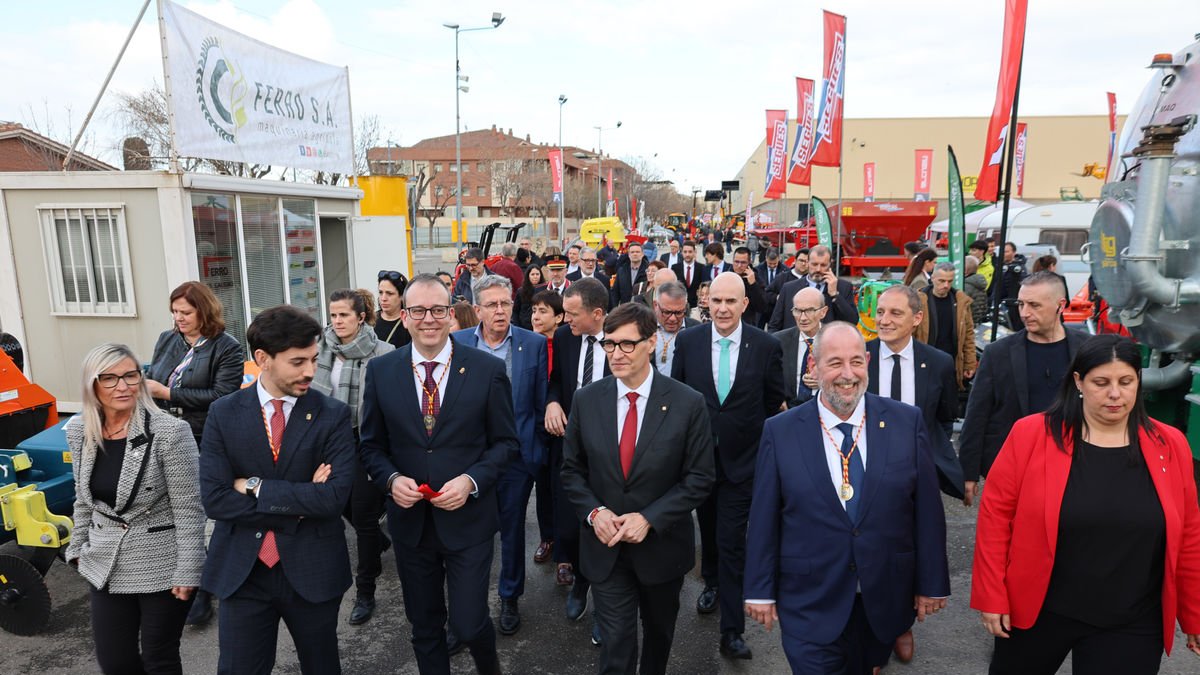 El president, amb l’alcalde, Marc Solsona, i altres autoritats ahir durant el passeig inaugural de la 152 Fira de Sant Josep. - JOAN GÓMEZ
