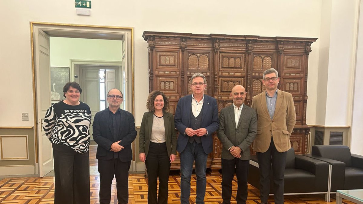 El presidente de la Diputación, el equipo del IEI y la consellera. - @LOJOAN