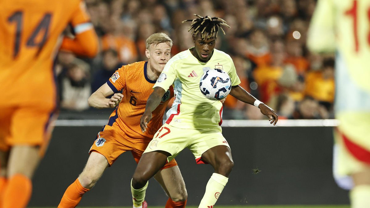 Nico Williams, que va ser el més destacat de la selecció, intenta controlar una pilota davant d’un rival. - EFE/EPA/MAURICE VAN STEEN