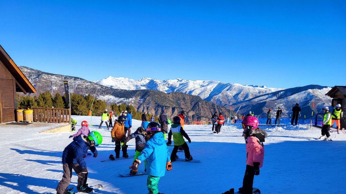 Un grupo de escolares practicando esquí en las pistas de Espot.