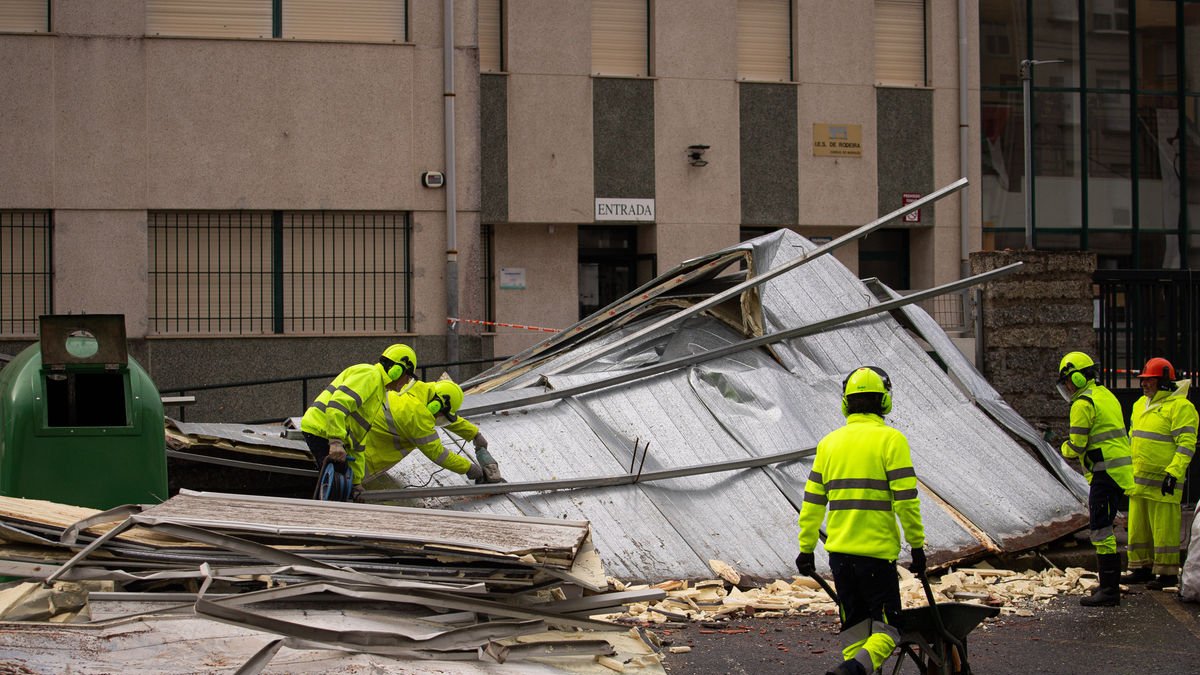 Incidencias por las fuertes rachas de viento de la borrasca Martinho. - ADRIÁN IRAGO / EUROPA PRESS