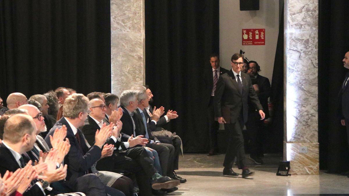 Illa és aplaudit a l’arribar a la conferència que va oferir ahir a Madrid. - ACN