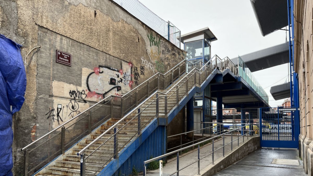 La escalera de acceso a la pasarela está muy deteriorada. - AJUNTAMENT DE LLEIDA