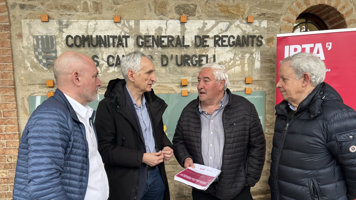 Representantes de la Comunitat de Regants dels Canals d'Urgell y del IRTA después de una reunión en la Casa Canal de Mollerussa.