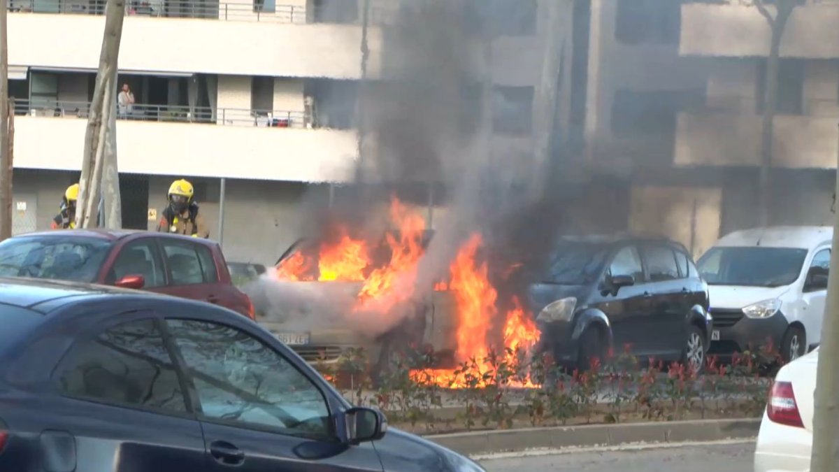 Un incendi calcina un cotxe i afecta dos més al passeig 11 de Setembre de Lleida / Víctor Paracuellos Lleida TV