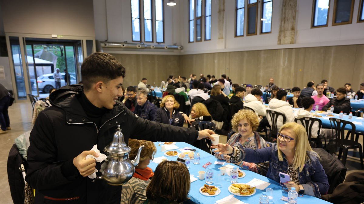Sopar de Ramadà al Mercat del Pla per promoure la convivència - AMADO FORROLLA