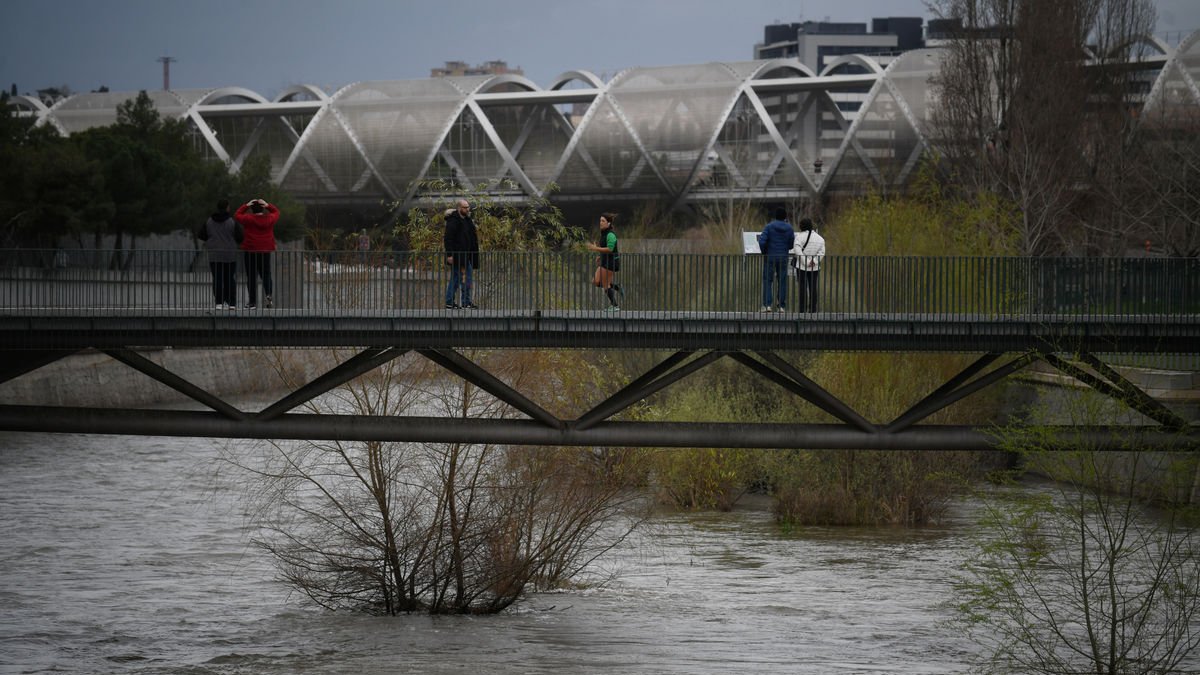 El riu Manzanares es troba al límit de la seua capacitat. - FERNANDO SÁNCHEZ / EUROPA PRESS