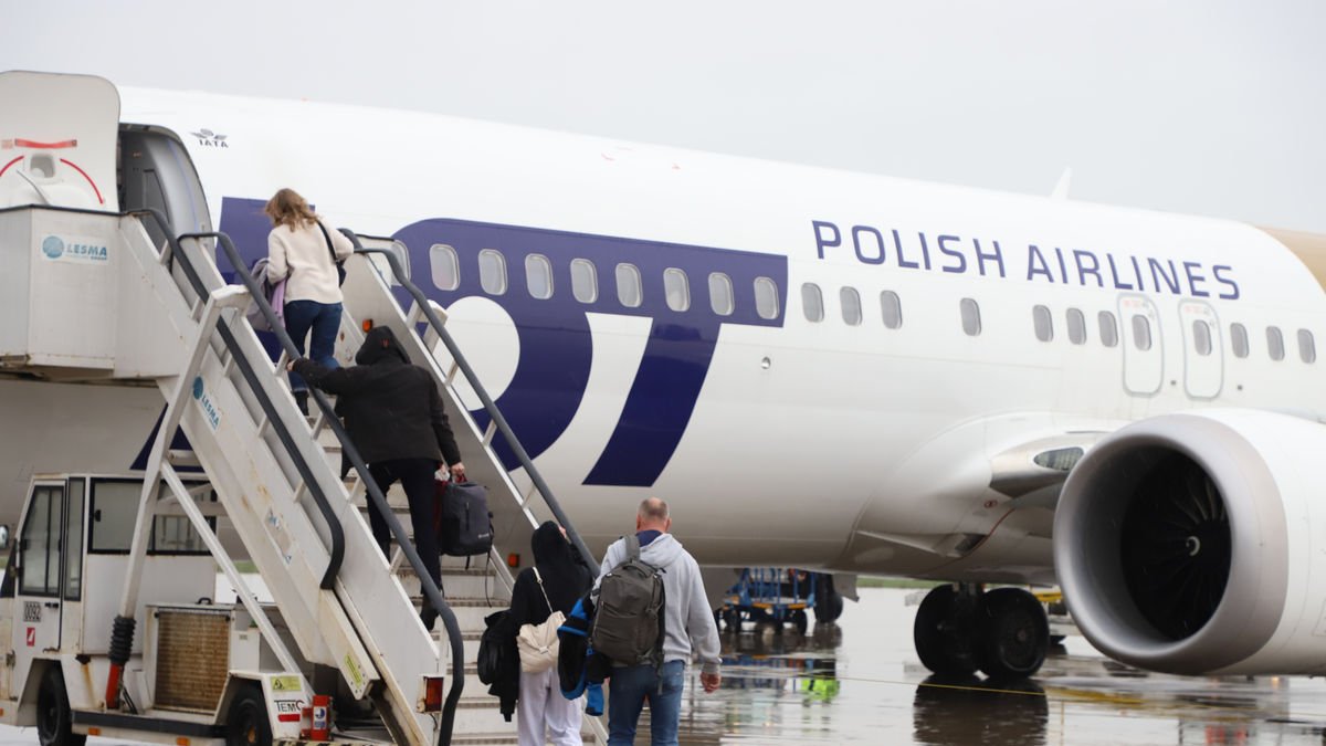 Pasajeros del último avión de Polish Airlines, ayer en el aeropuerto de Alguaire. - MAGDALENA ALTISENT