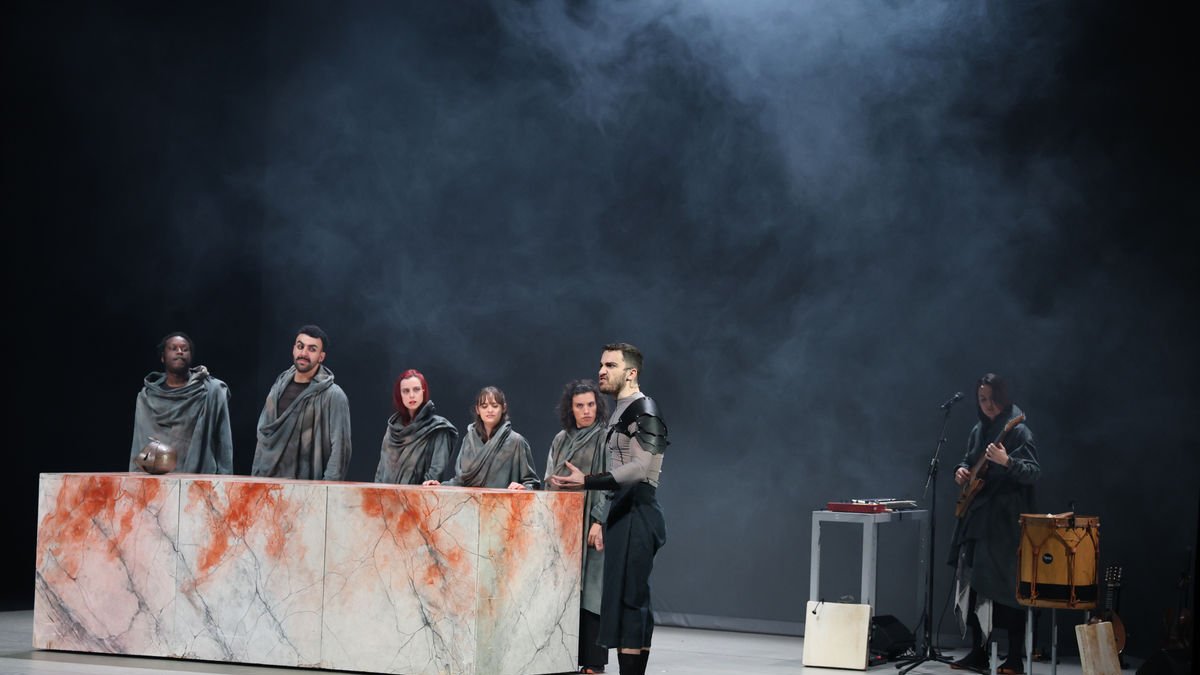 La obra ‘Tirant lo Blanc’, ayer en la Llotja de Lleida, con música en directo de Judit Neddermann. - AMADO FORROLLA