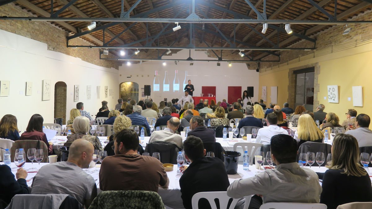El tast d’una selecció de 14 vins va ser conduït per l’enòleg Tomàs Cusiné. - CASTELL DEL REMEI